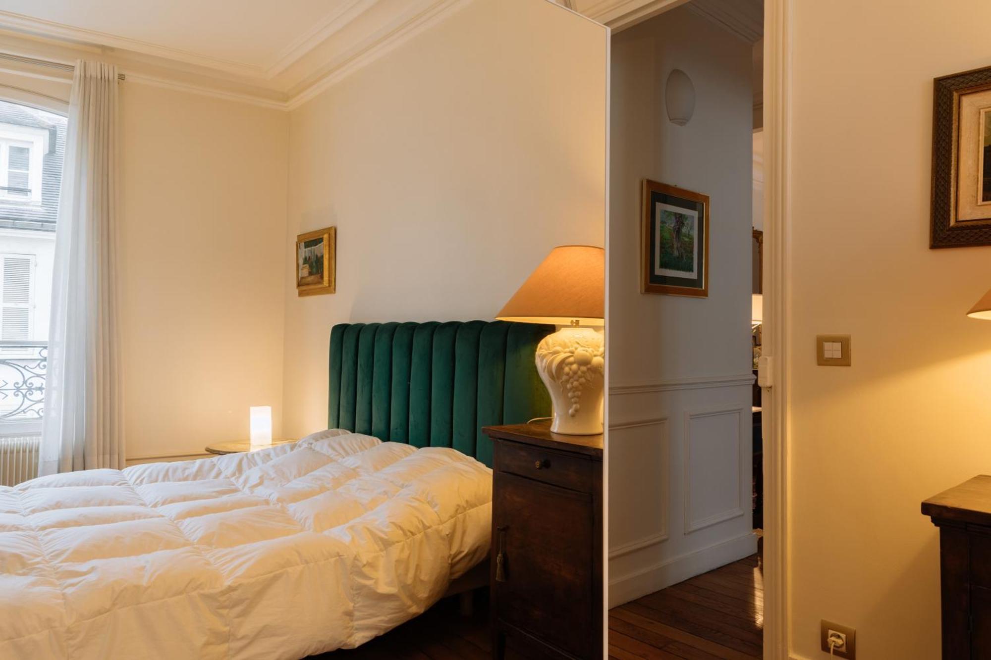 Stylishly Decorated 2bd Montmatre! Appartement Parijs