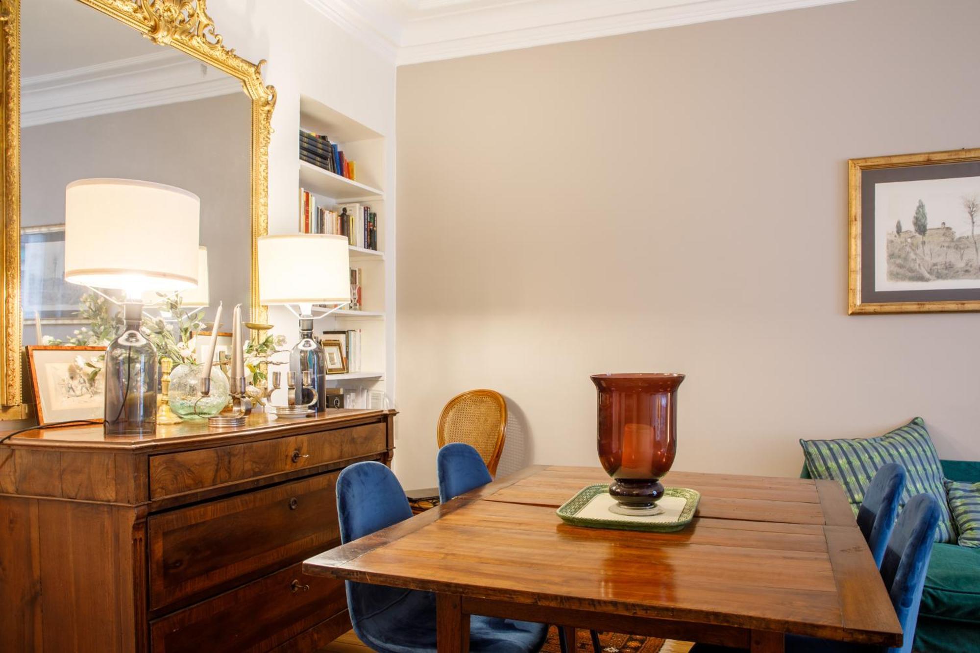 Stylishly Decorated 2bd Montmatre! Parijs