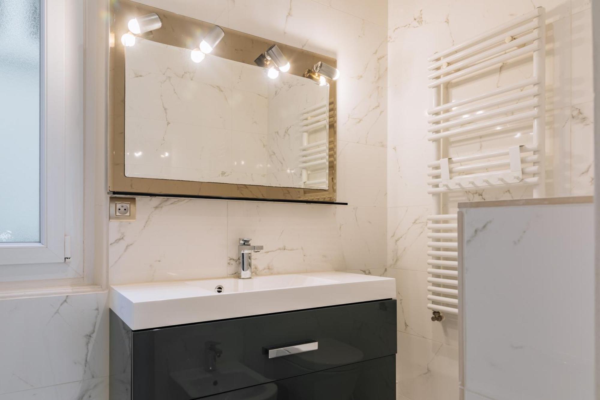 Stylishly Decorated 2bd Montmatre! Appartement *